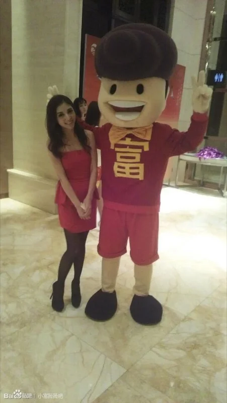 阿富人偶装与小薇在品牌活动现场合影